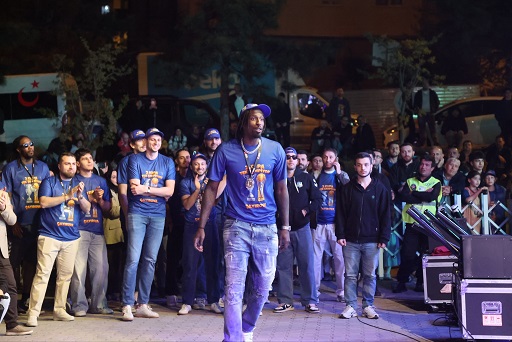Çayırova Belediyesi Basketbol Takımı’nın şampiyonluk coşkusu tüm şehri sardı. Düzenlenen