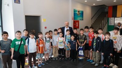 Sümeyye Boyacı Yarı Olimpik Yüzme Havuzu’nda eğitim alan çocuklarla bir