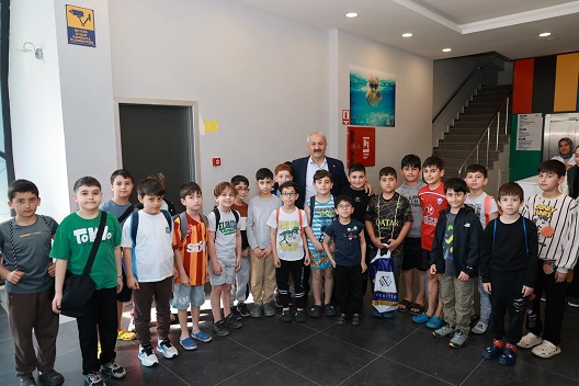 Sümeyye Boyacı Yarı Olimpik Yüzme Havuzu’nda eğitim alan çocuklarla bir