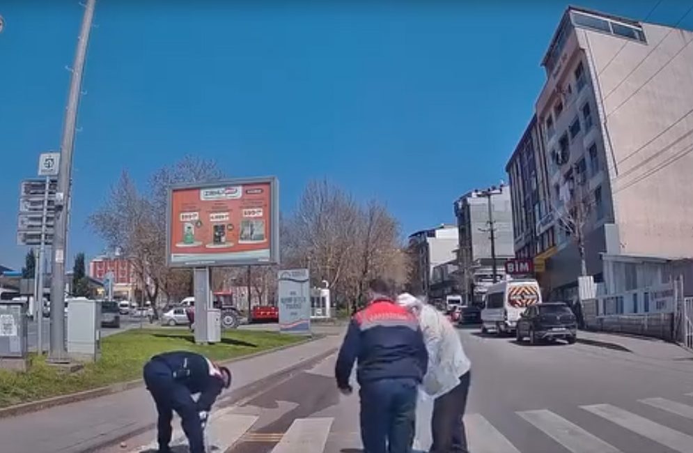 Gebze İnönü Mahallesi’nde bulunan Eşref Bitlis Parkı önündeki yaya geçidinde