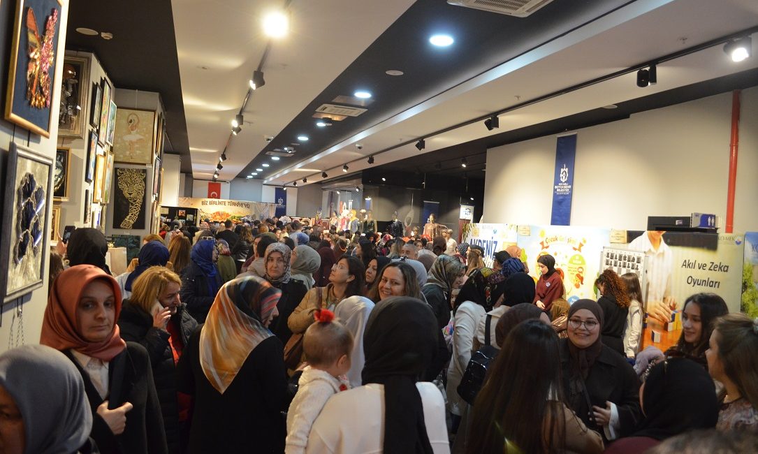 "Biz Birlikte Türkiye’yiz”  temasının işlendiği KOMEK Darıca yıl sonu sergisi