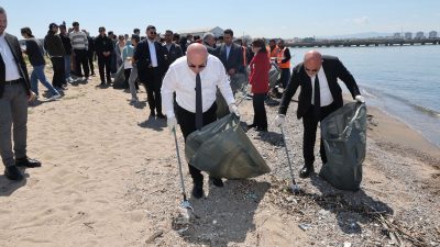Darıca’da denizlerin ve doğanın temizliğine dikkat çekmek amacıyla düzenlenen “Marmara’ya