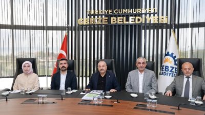 Gebze Belediye Başkanı Zinnur Büyükgöz, mahalle muhtarlarıyla düzenlenen toplantıda bir