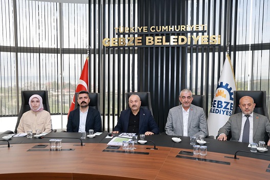 Gebze Belediye Başkanı Zinnur Büyükgöz, mahalle muhtarlarıyla düzenlenen toplantıda bir