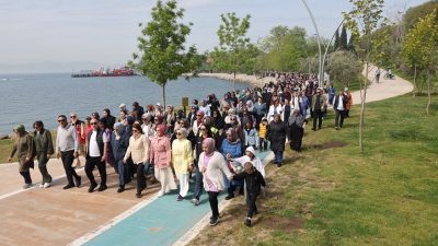 Darıca Belediyesi tarafından Anneler Günü dolayısıyla düzenlenen yürüyüş programında Başkan