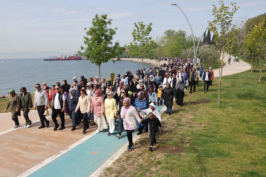 Darıca Belediyesi tarafından Anneler Günü dolayısıyla düzenlenen yürüyüş programında Başkan
