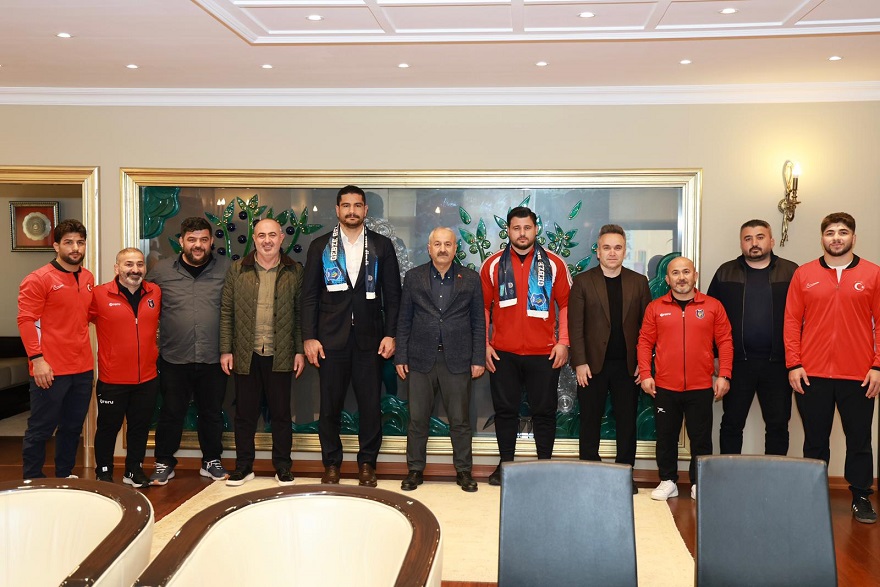 Türkiye Güreş Federasyonu Başkanı Taha Akgül, milli güreşçi Rıza Kayaalp, Gebze Belediye