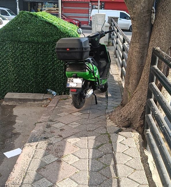 KALDIRIMI İŞGAL EDEN MOTOSİKLET TEPKİ ÇEKTİ Hacı Halil Mahallesi Adliye