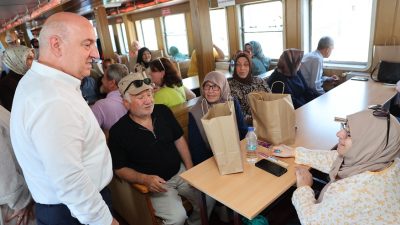 Darıca Belediyesi tarafından Emekliler Haftası kapsamında düzenlenen ücretsiz tekne turunda