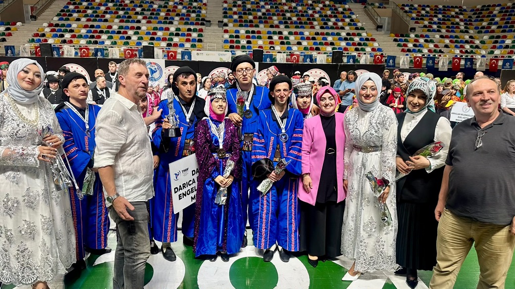 Darıca Belediyesi Engelsiz Yaşam Merkezi (DAREN) kursiyerlerinden oluşan folklor ekibi,