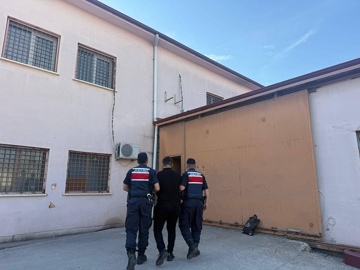 Hakkında 16 yıl 8 ay hapis cezası bulunan hükümlü jandarma