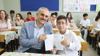 Çayırovalı binlerce öğrenci, bugün gerçekleştirilen karne törenlerinde, karnelerini aldı ve