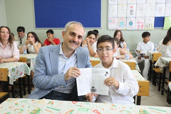 Çayırovalı binlerce öğrenci, bugün gerçekleştirilen karne törenlerinde, karnelerini aldı ve