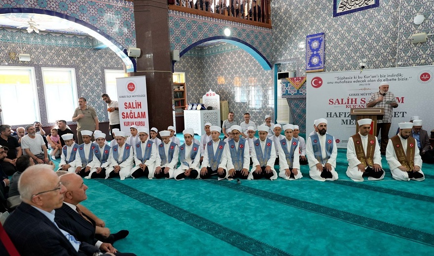Gebze Müftülüğü Salih Sağlam Kur'an Kursunda hafızlık eğitimlerini başarıyla tamamlayan