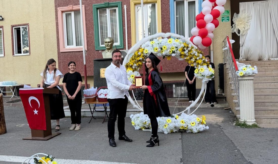  Gebze Muzaffer Altıntaş İmam Hatip Ortaokulu'nda düzenlenen mezuniyet töreni,