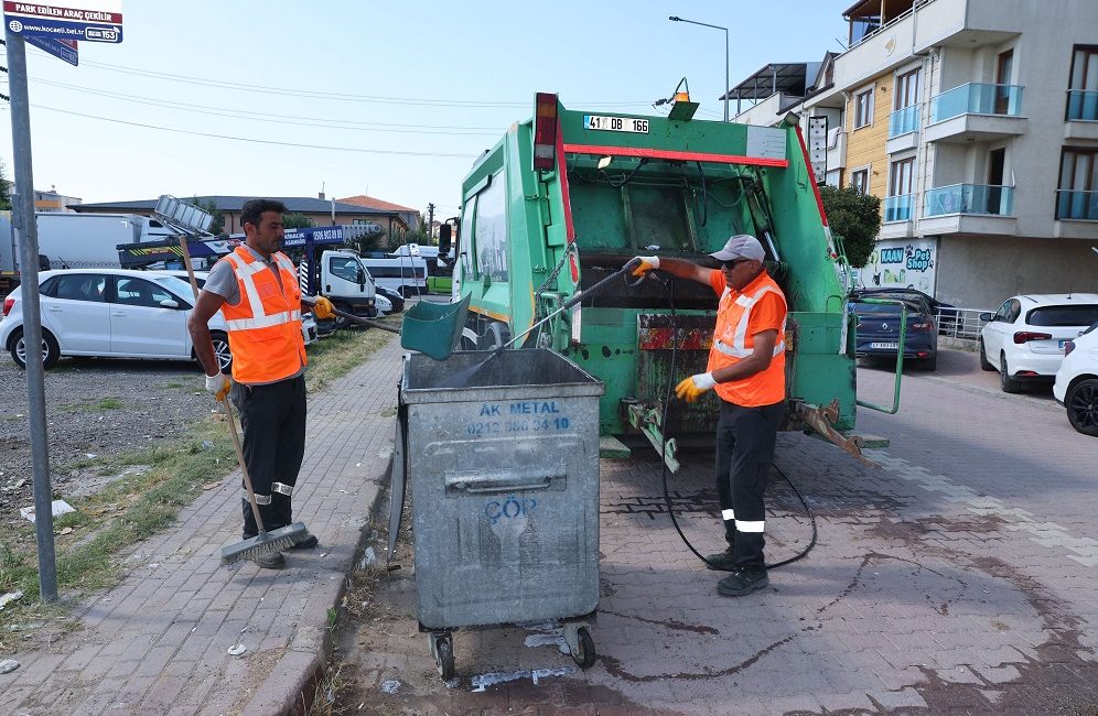 Darıca Belediyesi’nin ilçe genelinde sürdürdüğü kapsamlı yaz temizliği çalışmaları bu