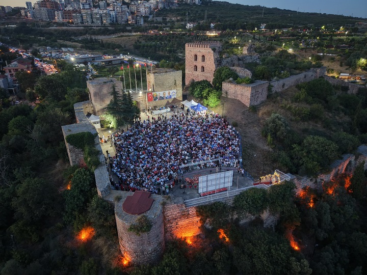 Gebze Belediyesi'nin düzenlediği Eskihisar Kalesi Kültür Sanat Akşamları, binlerce vatandaşı