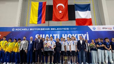 Kocaeli Büyükşehir Belediyesi’nin ev sahipliğinde Gebze Olimpik Kapalı Yüzme Havuzu'nda