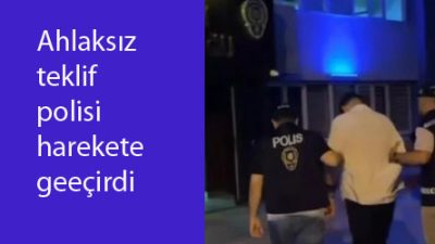  Sosyal medyada yansıyan görüntülerde Gebze’de bir parkta  genç bir kadına