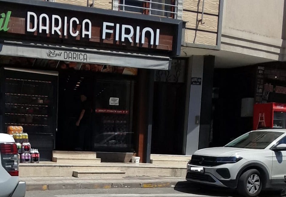 Darıca’nın Bağlarbaşı Mahallesi’nde bulunan bir fırında tezgahtarın müşteriler arasında yaptığı