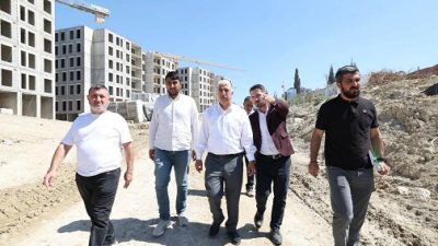 Dilovası Belediye Başkanı Ramazan Ömeroğlu, teknik ekibiyle birlikte ilçenin farklı