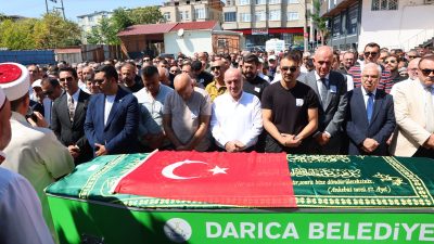 Darıca Ayşe Hatunlar Cami’nde gerçekleştirilen cenaze namazında Darıca Halk Eğitim