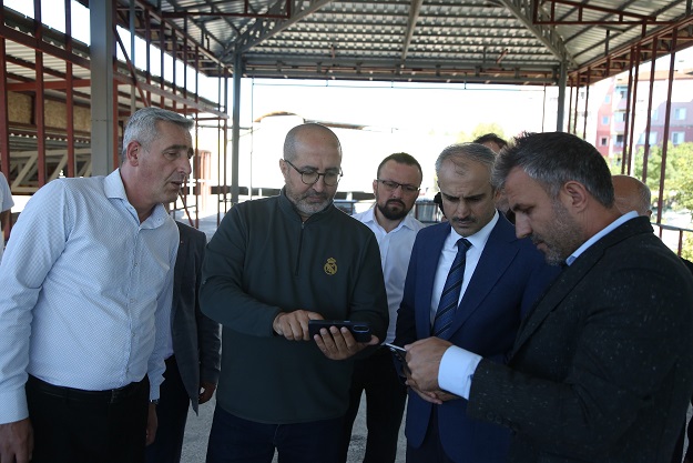 Çayırova Belediye Başkanı Bünyamin Çiftçi, Cumhuriyet mahallesinde inşaatı devam eden