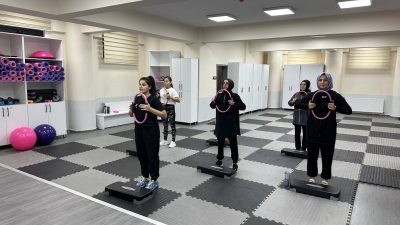  Çayırova Belediyesi’nin ilçedeki kadınlara yönelik açtığı pilates kursları büyük ilgi