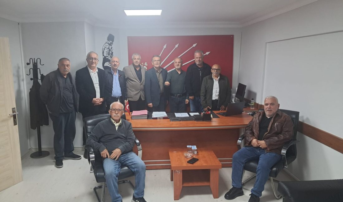 CHP Gebze İlçe Başkanı Yücel Tutan parti binasında toplantı yaptı.