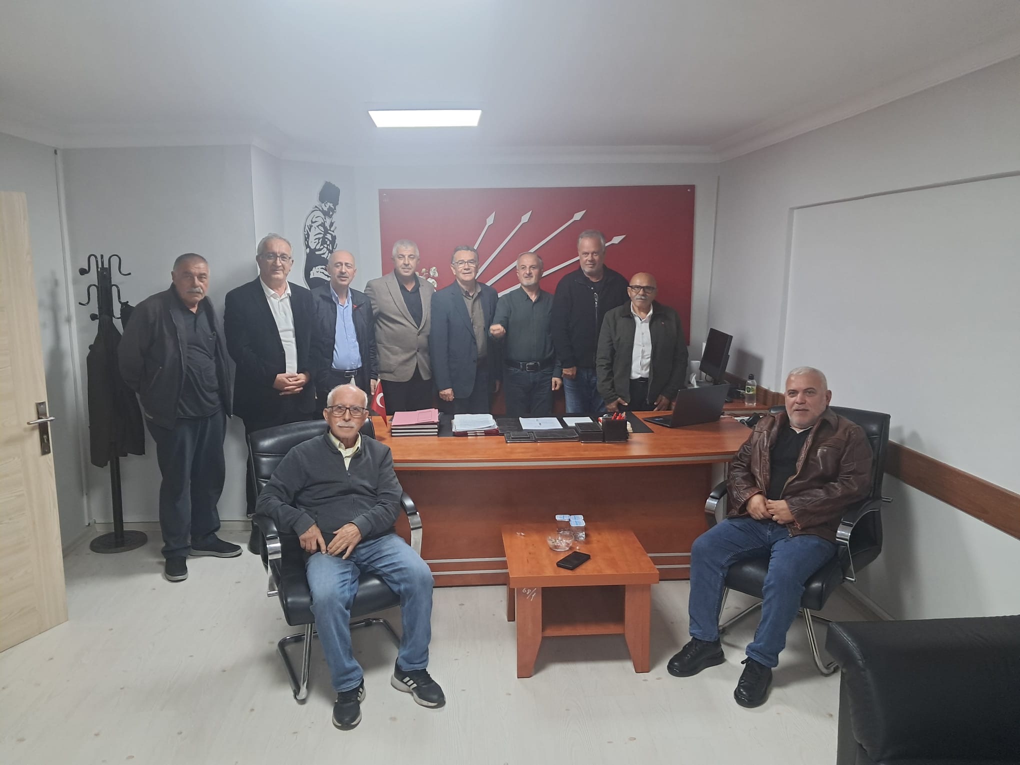CHP Gebze İlçe Başkanı Yücel Tutan parti binasında toplantı yaptı.